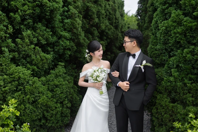 Kim Oanh và Hoàng Sơn nhìn nhau giữa lối cây xanh
