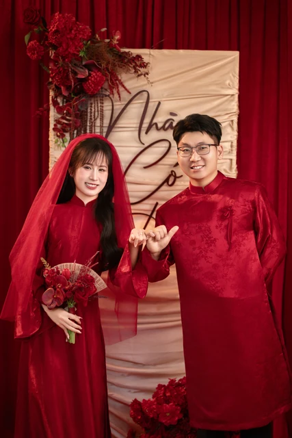 Kim Oanh và Hoàng Sơn trong áo dài đỏ